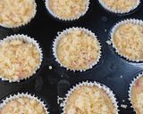 Foto langkah ke 10 dari resep Strawberry Streusel Muffins.