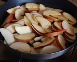 Foto del paso 2 de la receta: Manzanas caramelizadas con queso de untar y té Matcha