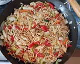Méregerős ázsiai zöldséges-csirkés tészta recept fázis 6 fotója
