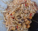 Foto langkah ke 4 dari resep Mie tiaw goreng sosis saus tiram.