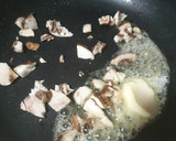 Foto del paso 1 de la receta: Tortellini con salsa de quesos, portobello y sajonia