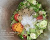A picture of step 3 of Bhindi bhaji.