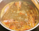 Foto del paso 2 de la receta: Cazuelitas de Merluza y Gambas con Bechamel gratinada