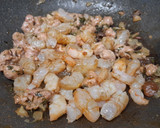 Foto del paso 4 de la receta: Mar y montaña gamba y salchicha con seta camasec y yema escaldada