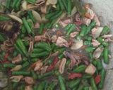 Foto langkah ke 3 dari resep Tumis Cumi Asin Kacang Panjang.