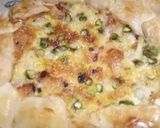 A picture of step 4 of Speck, brie and asparagus pie.