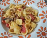 Foto del passaggio 5 della ricetta Orecchiette con salsiccia, pomodorini e funghi