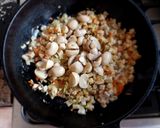 Foto del paso 2 de la receta: Moussaka vegetariana a mi manera...🫐🍅🧅🫑