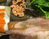 Foto del paso 1 de la receta: Pescado al horno con camarones, espinaca y zanahoria