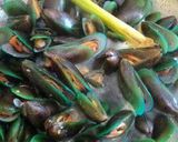 Foto langkah ke 2 dari resep Tumis Kerang hijau rebus.