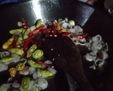 Foto langkah ke 4 dari resep Tumis kangkung sosis.