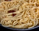 Foto del paso 8 de la receta: Espaguetis con ajo, aceite, guindilla y tomate seco