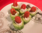 Foto del paso 3 de la receta: Pepino relleno de queso con hierbas provenzales y tomate cherry