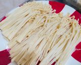 Gambar langkah 1 resipi Cendawan Enoki Goreng Rangup.