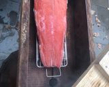 Foto del passaggio 6 della ricetta Salmone affumicato di Natale fatto in casa