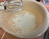 Une image de l'étape 6 de Gâteau au skyr abricots et groseilles (sucre glace et levure).