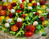 Foto del paso 4 de la receta: Ensalada de tomate, frambuesas, aguacate y mozzarella con aliño especial