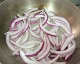 Foto del paso 1 de la receta: Tortilla de zapallitos y cebolla caramelizada sin huevos
