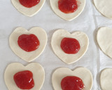 Foto del paso 4 de la receta: Piruletas corazón de hojaldre relleno de mermelada