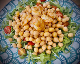 Foto del paso 4 de la receta: Ensalada de garbanzos y rúcula con langostinos