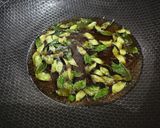 Foto langkah ke 7 dari resep Ayam Goreng Rempah Daun Kari.