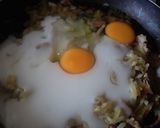 Foto del paso 3 de la receta: Tarta de Cebollas y tocineta con base de pan de molde a la "Nata" 🥧🍳🥓🍞🌰🌰🌰🍞🥓🍳🥧