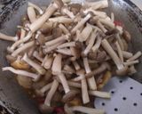 Foto langkah ke 5 dari resep Oseng Jamur shimeji Bakso Pedes.
