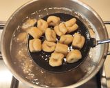 Foto del passaggio 11 della ricetta Gnocchi di banana con crema di spinaci polvere di peperone crusco e noci croccanti