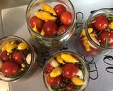 Une image de l'étape 7 de Tomates cerises à l'huile d'olive, ail, piments, thym et romarin.