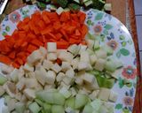 Foto del paso 2 de la receta: Sopa de verdura y huesos de pollo con zanahoria rescatada 😅