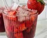 Foto del paso 4 de la receta Zumo de fresas con agua de hibisco
