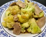 รูปขั้นตอนการทำที่ 2 ของ ผัดดอกกะหล่ำหมู