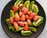 Foto del paso 3 de la receta: Ensalada de kiwi con fresas