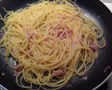 Foto del passaggio 7 della ricetta Spaghetti con cipolla di tropea e vongole su crema di porro e basilico