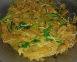 Foto langkah ke 4 dari resep Kwetiau Goreng Saos Tiram.