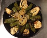 Une image de l'étape 9 de Aubergines,poivrons verts et oignons marinés et grillés.