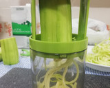 Foto del paso 1 de la receta: Espaguetis de calabacín con setas y salsa de queso🥒🍄🧀