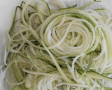 Foto del paso 1 de la receta: Ensalada crujiente de calabacín, anchoa y nueces
