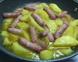 Foto del paso 3 de la receta: Salchichas de pollo con patatas borrachitas
