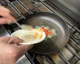 Hình bước làm 2 của món Cua tuyết xào cay 🦀