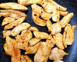 A picture of step 5 of My Sriracha flavoured Chicken on a Salad. 😗.