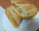 Foto del paso 4 de la receta: Bocadillo de tortilla al microondas con jamón, queso y tomate