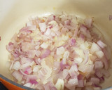 Foto del paso 2 de la receta: Curry de pollo y coco tostado sobre arroz basmati con guisantes y granada