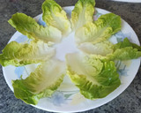 Foto del paso 1 de la receta: Barquitas de lechuga rellenas de surimi, gambas y maíz dulce