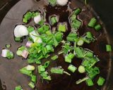 Hình bước làm 1 của món Trứng Gà Chiên Hành Lá