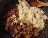 Foto del paso 2 de la receta: Guiso de carne molida, papas y zanahorias
