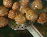 पालक और आलू के ड्राई मंचूरियन (palak aur aloo ke dry manchurian recipe in Hindi) रेसिपी चरण 2 फोटो