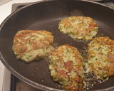 Foto del passaggio 5 della ricetta Schiacciatine di patate e zucchine senza uova