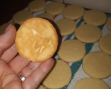 Foto del paso 4 de la receta: Alfajores sablee (bañados en chocolate, c/ crocante de maní)