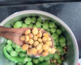 A picture of step 1 of Piyaj kae patae, matar paratha.
